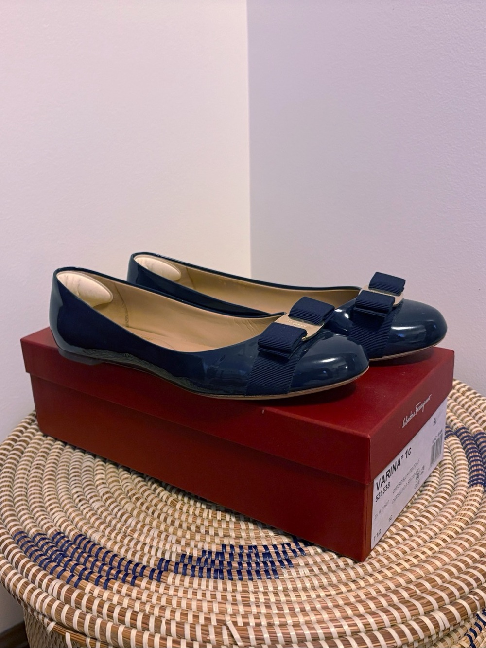 SALVATORE FERRAGAMO Varina Patent Navy Blue Leather Bow Ballet Flats EUC Sz 7.5 - Picture 5 of 12